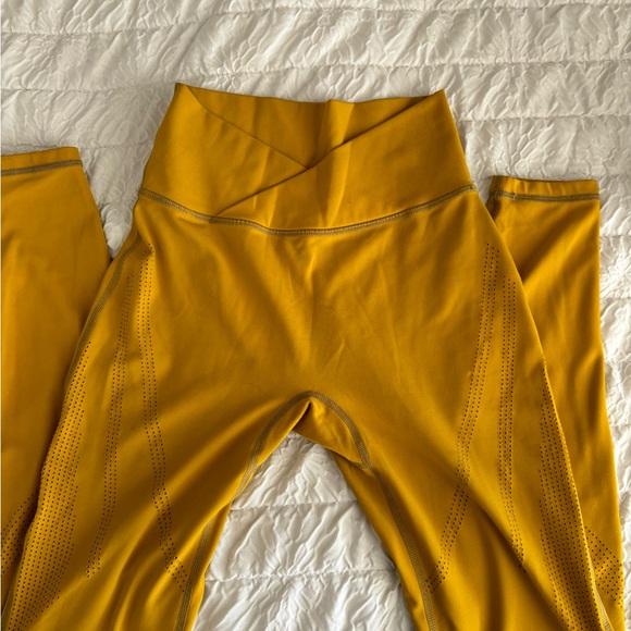 Alphalete contour leggings mustard - Picture 2 of 3